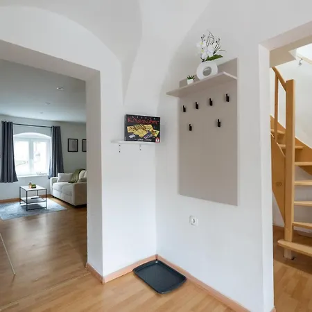 Large Maisonette I 90 M2 I For Groups & Families I 9 Guests I 3 Lejlighed