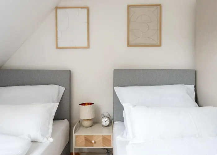 Large Maisonette I 90 M2 I For Groups & Families I 9 Guests I 3 Apartment